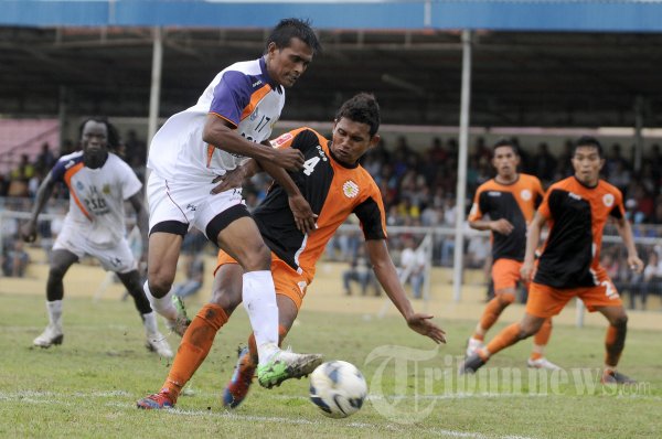 Andri Muliadi (hitam oranye) berjibaku merebut bola ketika bermain untuk Persiraja Banda Aceh.