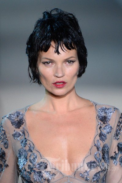 Kate Moss Memeragakan Busana Louis Vuitton