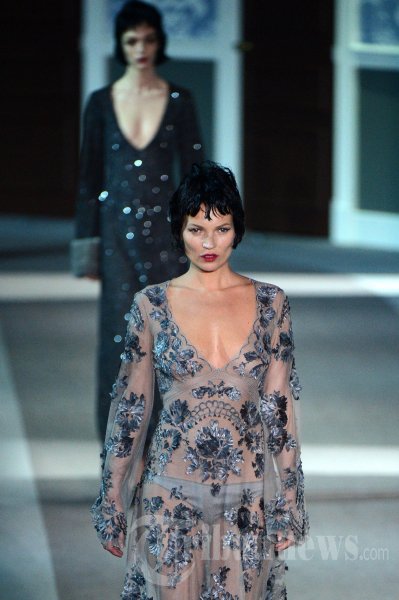 Kate Moss Memeragakan Busana Louis Vuitton