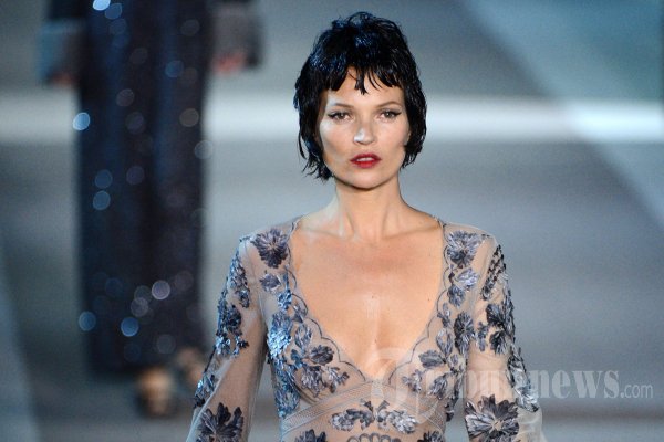 Kate Moss Memeragakan Busana Louis Vuitton