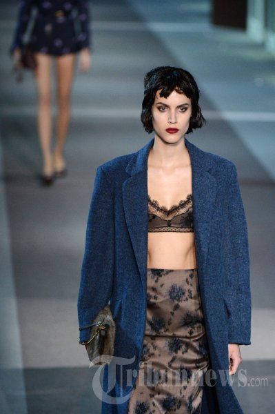 Foto Fashion Show Rancangan Marc Jacobs untuk Louis Vuitton