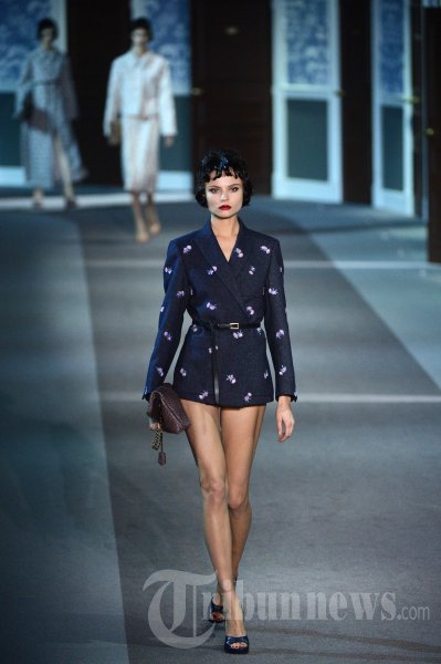 Foto Fashion Show Rancangan Marc Jacobs untuk Louis Vuitton