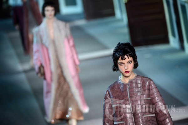 Foto Fashion Show Rancangan Marc Jacobs untuk Louis Vuitton