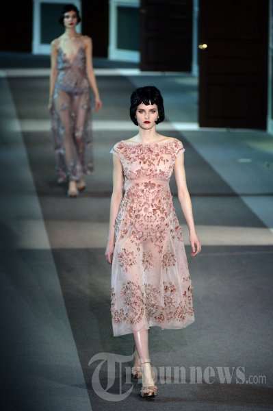 Foto Fashion Show Rancangan Marc Jacobs untuk Louis Vuitton