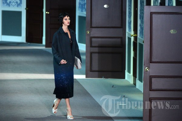 Foto Fashion Show Rancangan Marc Jacobs untuk Louis Vuitton