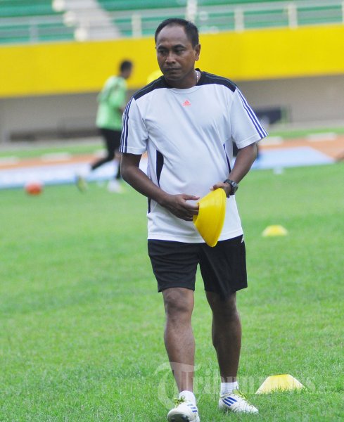 Pelatih Sriwijaya FC (SFC), Kas Hartadi memimpin latihan anak buahnya di Stadion Gelora Sriwijaya, Jakabaring Sport City (JSC), Palembang, Rabu (6/3/2013). 