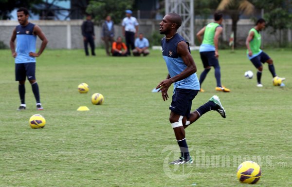 Boaz Solossa Latihan Timnas Pra Piala Asia 2015