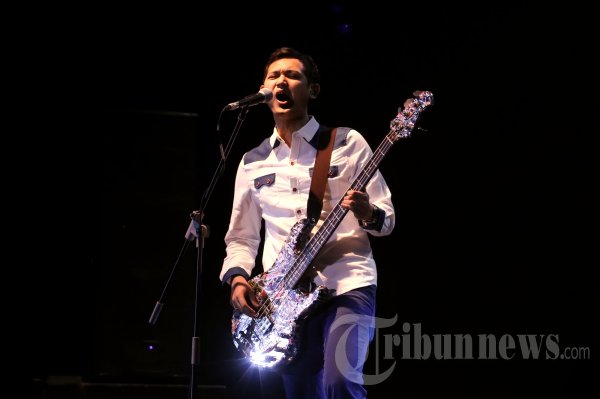 Aksi panggung Bondan Prakoso & Fade 2 Black saat tampil pada konser amal yang bertajuk 'Reborn to Speak for Solidarity' yang diadakan oleh Yayasan Charity Club Indonesia (CCI) dan Andalan Entertainment di Tennis Indoor, Senayan, Jakarta Selatan, Rabu (27/3/2013) malam. 