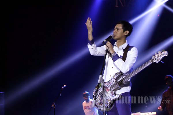Aksi panggung Bondan Prakoso & Fade 2 Black saat tampil pada konser amal yang bertajuk 'Reborn to Speak for Solidarity' yang diadakan oleh Yayasan Charity Club Indonesia (CCI) dan Andalan Entertainment di Tennis Indoor, Senayan, Jakarta Selatan, Rabu (27/3/2013) malam. 