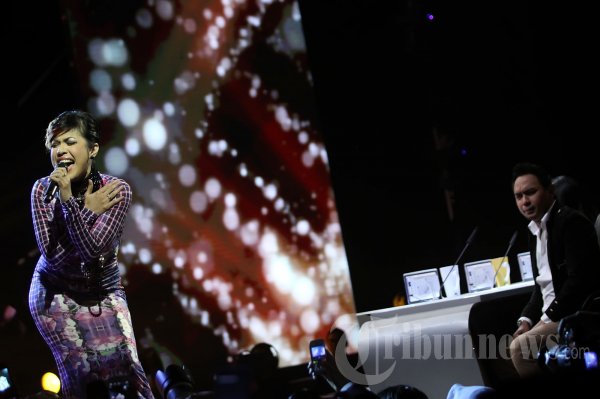 Novita Dewi di Gala Show Ke-8 X Factor Indonesia