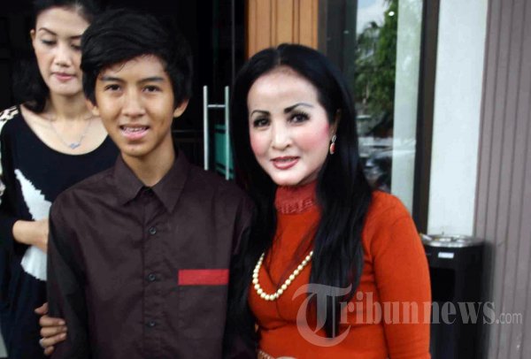 Machica Mochtar Bersama Anaknya