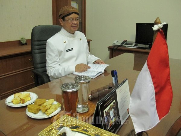 WAWALI SOLO ACHMAD PURNOMO DISUGUHI BLANGGRENG - Dengan berpakaian bescup Wakil Walikota Solo Achmad Purnomo, masuk bekerja dihari pertama, Kamis (18/4/2013). Hari pertama masuk kerja Wawali Solo ini disuguhi, tahu tempe goreng, blanggreng (singkong goreng), minumnya air putih dan teh pahit. 