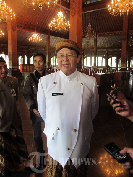 WAWALI SOLO ACHMAD PURNOMO DISUGUHI BLANGGRENG - Dengan berpakaian bescup Wakil Walikota Solo Achmad Purnomo, masuk bekerja dihari pertama, Kamis (18/4/2013). Hari pertama masuk kerja Wawali Solo ini disuguhi, tahu tempe goreng, blanggreng (singkong goreng), minumnya air putih dan teh pahit. 