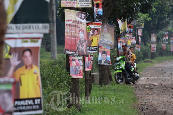 Poster Cagub dan Caleg Hiasi Pohon