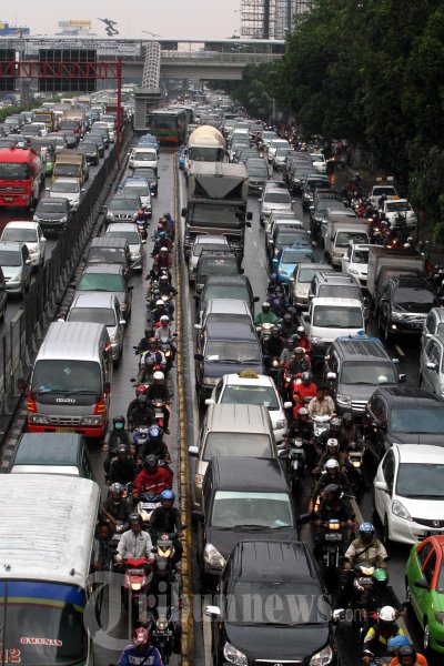 Jalan Gatot Subroto Macet Akibat Hujan