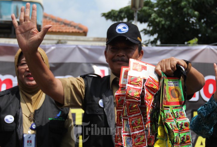 Bibit Waluyo Tunjukkan Obat Taradisional Ilegal