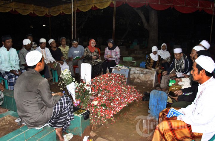 Warga Kunjungi Makam Ustadz Jeffry Al Buchori