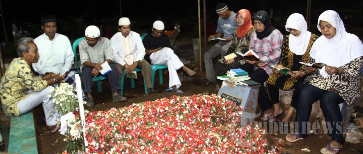 Warga Kunjungi Makam Ustadz Jeffry Al Buchori