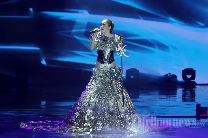 Syahrini Bergaun Seberat 30 Kg di SCTV Music Awards