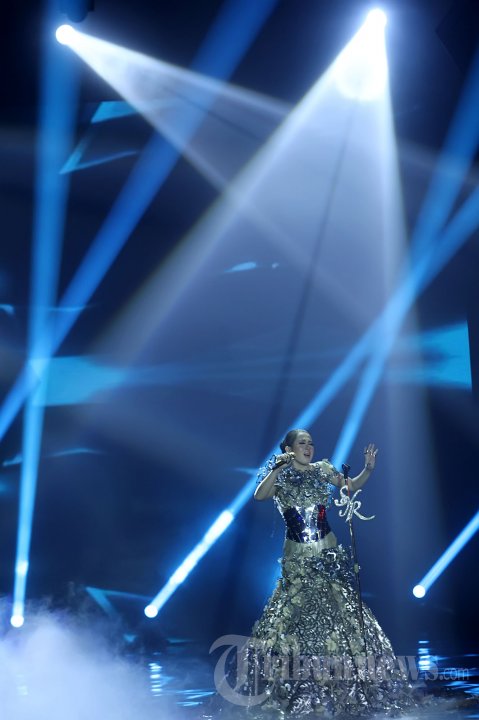 Syahrini Bergaun Seberat 30 Kg di SCTV Music Awards