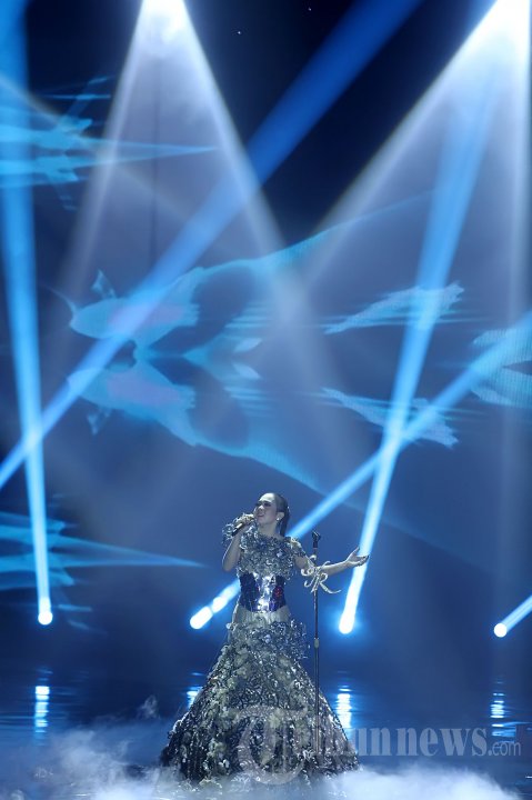 Syahrini Bergaun Seberat 30 Kg di SCTV Music Awards