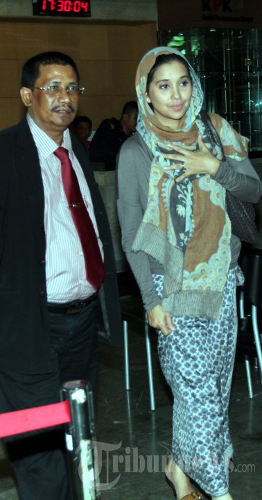 Ayu Azhari Usai Diperiksa KPK