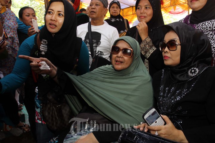 Ibu Uje dan Puluhan Warga Berdoa Didepan Makam Ustaz Jeffri