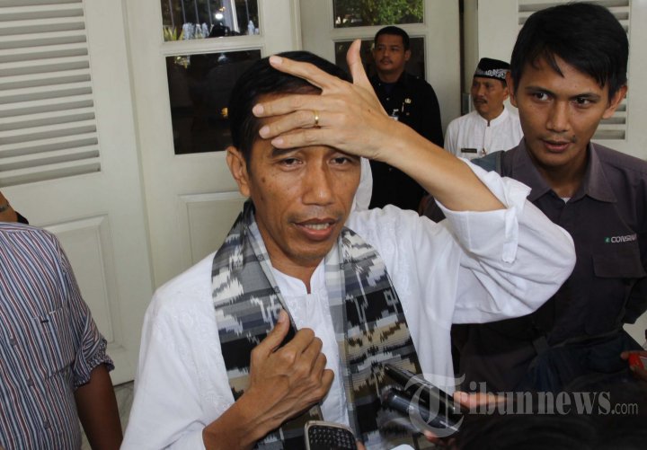Jokowi Tunjukan Gitar Bass Metallica