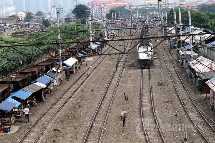 Gubuk Liar Dipinggir Rel Kereta