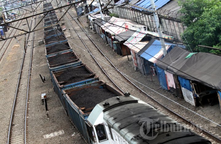 Gubuk Liar Dipinggir Rel Kereta