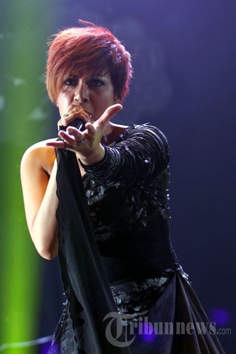Novita Dewi X Factor Tampil di Konser Lenka