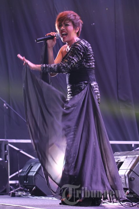 Novita Dewi X Factor Tampil di Konser Lenka