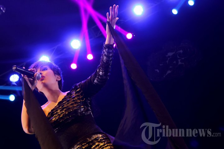 Novita Dewi X Factor Tampil di Konser Lenka