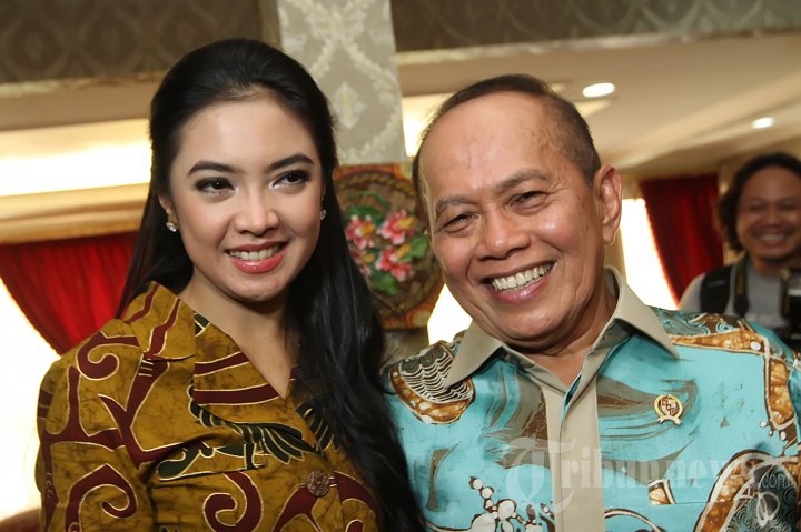 Anggota DPR Inggrid Maria Palupi Kansil atau lebih dikenal Inggrid Kansil bersama Syarief Hasan Menteri Koperasi dan UKM saat melakukan konferensi pers terkait pemberitaan yang beredar tentang perselingkuhan Inggrid Kansil dengan putera dari Istri pertama Syarief Hasan dikediamannya di Widya Candra 3 No 12A, Jakarta Selatan, Kamis (16/05/2013).