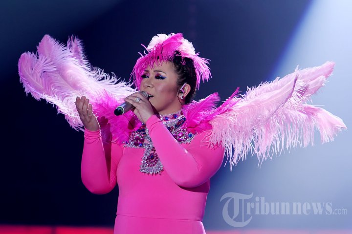 Aksi panggung penyanyi Mellyana Goeslaw Hoed atau Melly Goeslaw saat tampil pada acara 'Konser K-20 Spesial Melly Goeslaw' di Balai Sarbini, Plaza Semanggi, Jakarta Selatan, Kamis (16/5/2013). Konser K-20 merupakan program dari Kompas TV yang menyajikan konser-konser spesial kepada seluruh pemirsa di rumah. 