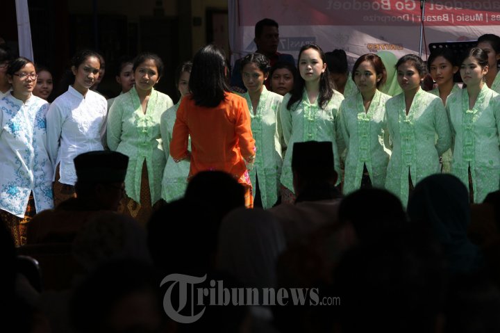Berpakaian Baju Adat SMAN 1 Dengarkan Kelulusan