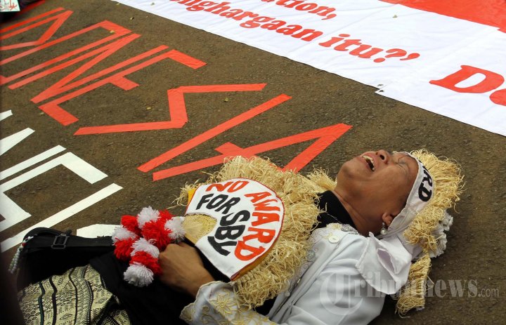 Ibadah di Depan Istana