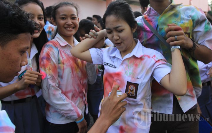 Siswa SMA di Bandar Lampung Rayakan Kelulusan