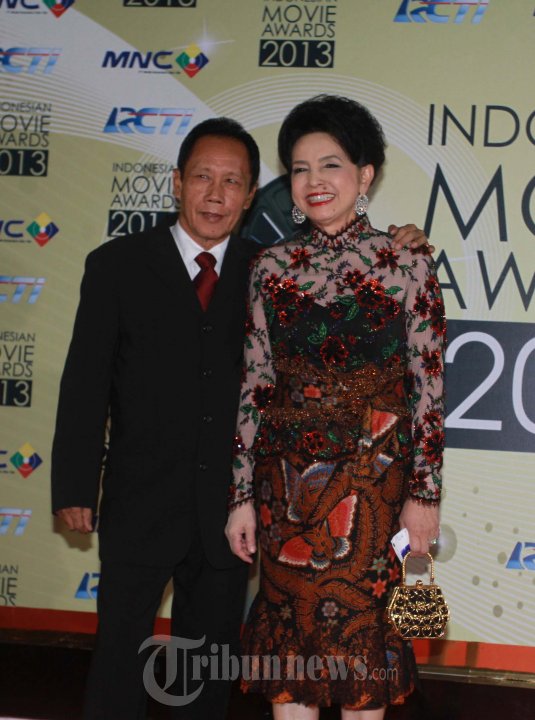 INDONESIAN MOVIE AWARDS (IMA) - Sutiyoso dan isteri pada acara malam anugerah Indonesian ovie Awards 2013 (IMA) di Studio 8 Rcti, Kebon Jeruk, Jakarta Barat, Senin (27/5/2013). RCTI kembali memberikan apresiasi kepada insn perfilman Indonesia khususnya di bidang seni peran melalui Indonesian Movie Awards 2013. Memasuki penyelenggaraan yang ke tujuh, IMA terdapat 40 judul film yang dirilis sejak 1 Maret 2012 ikut serta dalam IMA tahun ini. Genre film yang ikut beragam, mulai dari komedi, drama hingga petualangan, bahkan genre film omnibus, yang dipilih melalui 14 kategori yaitu 8 kategori nominasi terbaik dan 6 kategori nominasi terfavorit. 