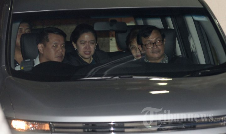 Puan Maharani dan Pramono Anung Mengiringi Jenazah Taufiq Kiemas
