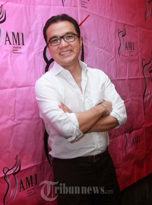 TANTOWI YAHYA DI ACARA AMI AWARDS KE 16 - Tantowi Yahya, Ketua Umum AMI AWARDS, pada acara jumpa pers pelaksanaan Anugerah Musik Indonesia 2013 (AMI AWARDS) di Cowboy Saloon Cafe & Bar, Kemang, Jakarta Selatan, Selasa (11/6/2013). AMI AWARDS 2013 yang akan digelar pada 2 Juli mendatang merupakan pesta prestasi tertinggi insan musik Indonesia yang diselenggarakan dengan tatanan yang baku dan sudah teruji selama 16 tahun. 