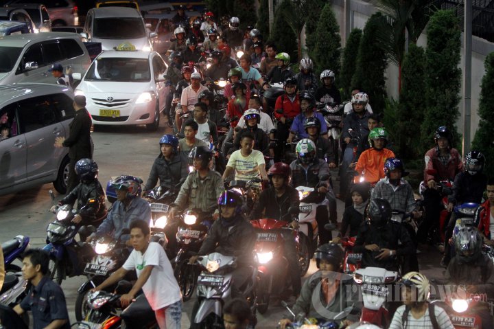 Antrean Panjang Warga Membeli BBM