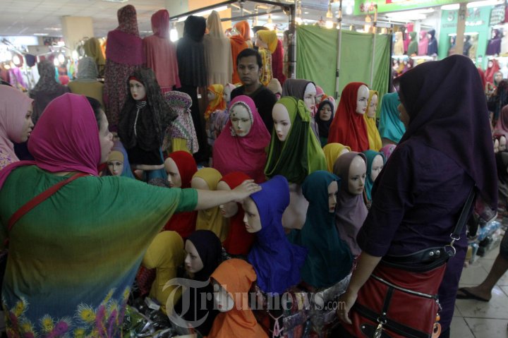 Belanja Pakaian Muslim Jelang Puasa Ramadhan