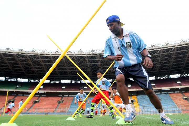 Diego Maradona Batal Berikan Coaching Clinic