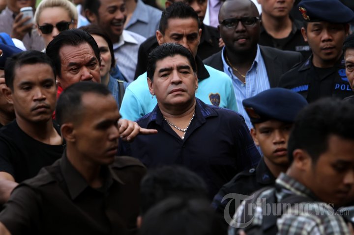 Diego Maradona Sapa Peserta Coaching Clinic dan Penggemar
