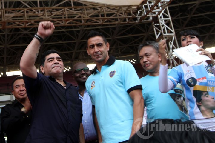 Diego Maradona Sapa Peserta Coaching Clinic dan Penggemar