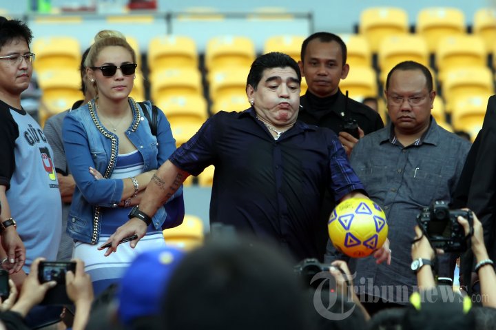 Diego Maradona Sapa Peserta Coaching Clinic dan Penggemar