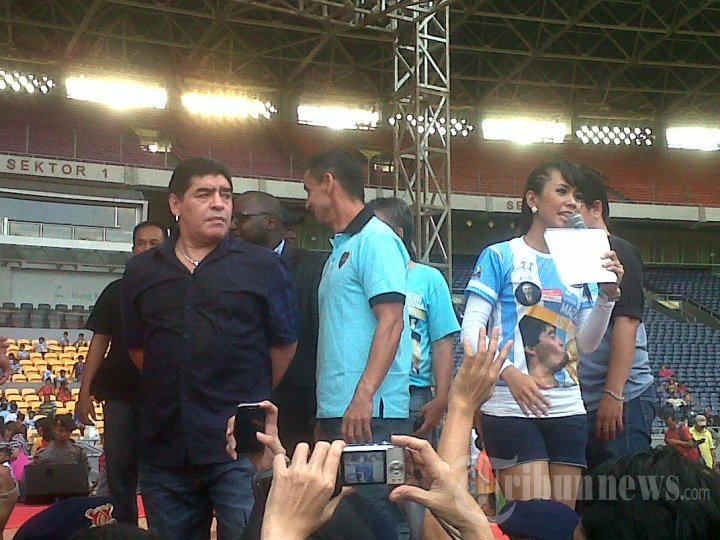 Diego Maradona Sapa Peserta Coaching Clinic dan Penggemar