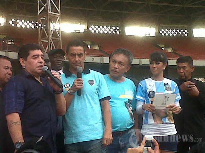 Diego Maradona Sapa Peserta Coaching Clinic dan Penggemar