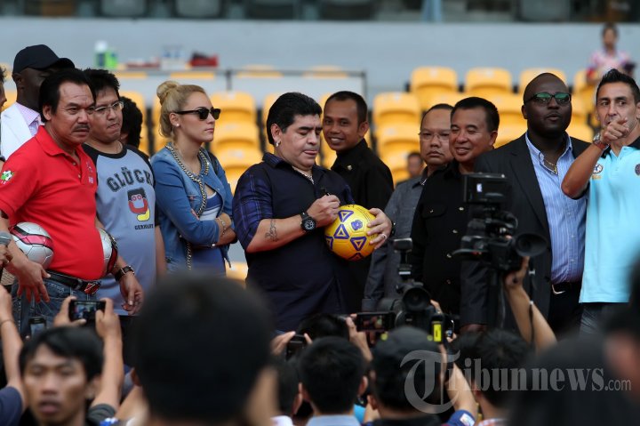 Diego Maradona Sapa Peserta Coaching Clinic dan Penggemar